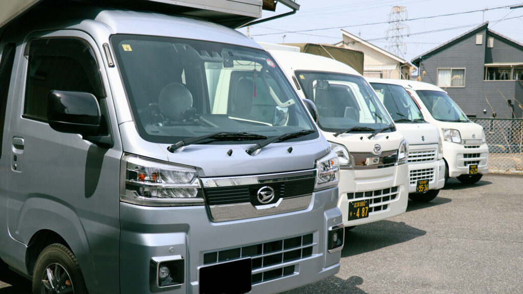 並べて停められた軽トラック