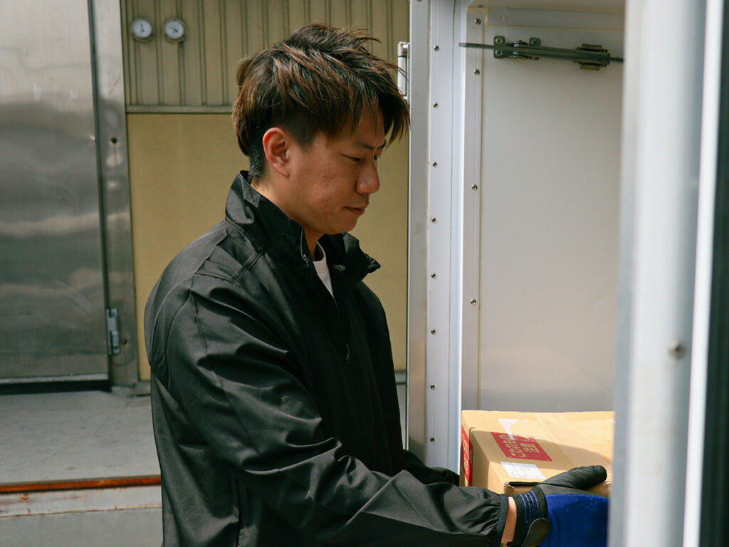 荷物を運ぶ男性ドライバー